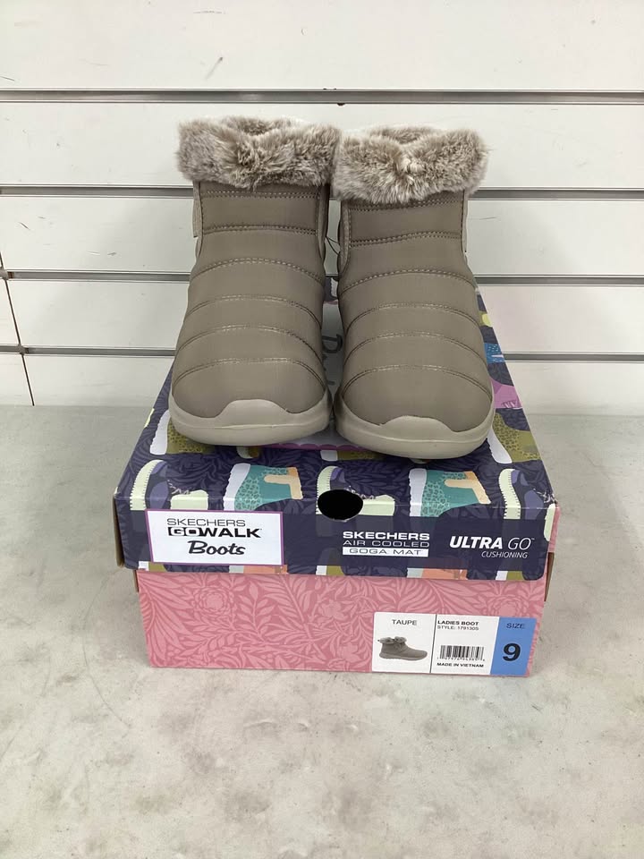 Skechers Women's On-The-Go Joy Boot Size 9