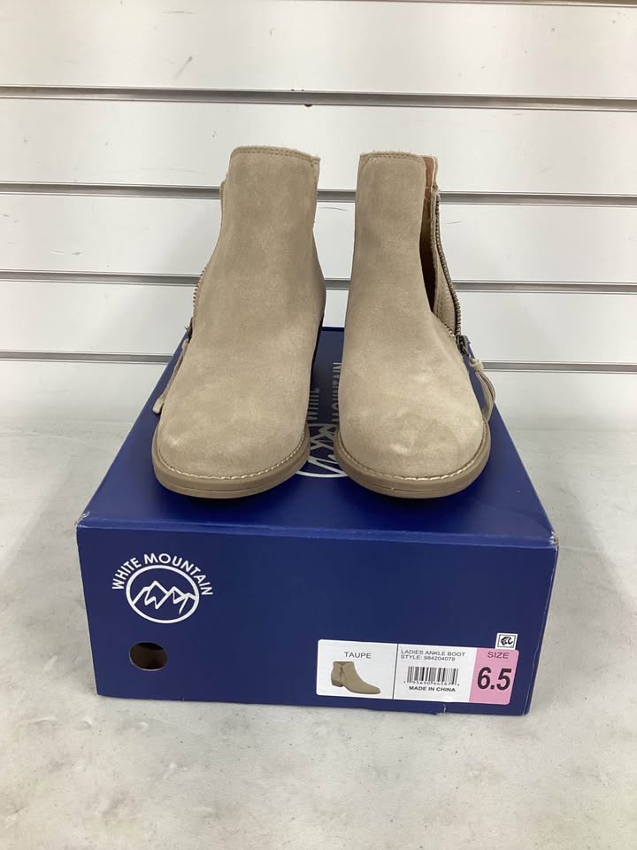 White Mountain Women's Suede Ankle Boot Size 6.5