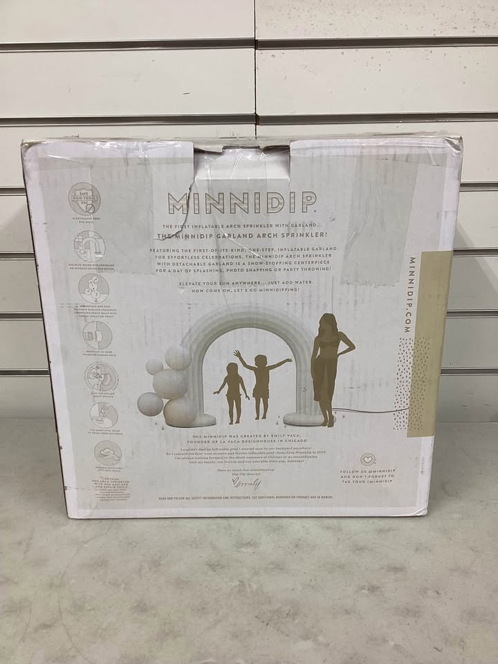 MINNIDIP Exclusive Resort Collection Garland Arch Play Sprinkler