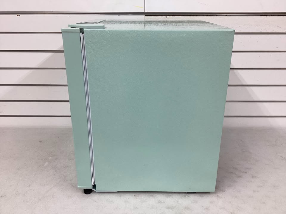 Frigidaire 1.6 cu. ft. Retro Mini Refrigerator