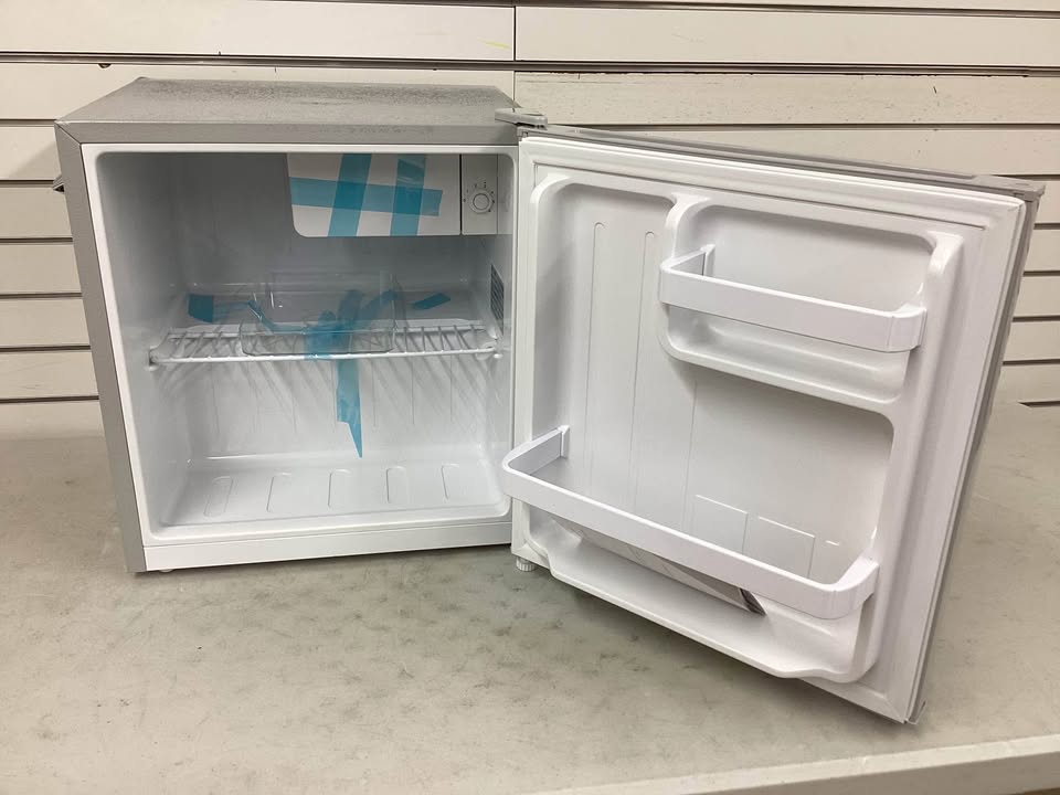 Frigidaire 1.6 cu. Ft. Retro Mini Refrigerator