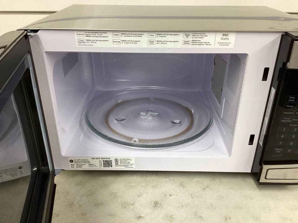 GE 1.1 Cu. Ft. Capacity Countertop Microwave Oven