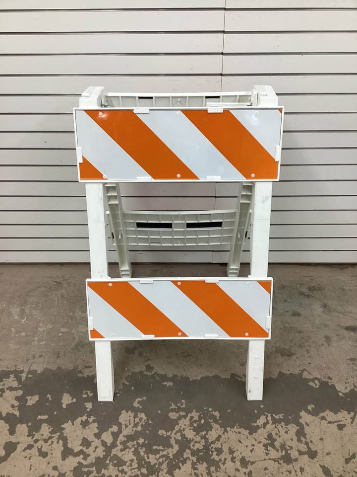 Type 2 Folding Barricade: 40 in Overall Ht, 24 in x 40 in, Engineer, Reflective
