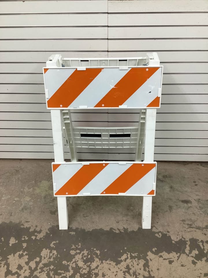 Type 2 Folding Barricade: 40 in Overall Ht, 24 in x 40 in, Engineer, Reflective