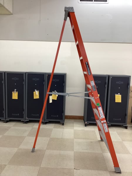 LOUISVILLE Tripod Stepladder: 10 ft Ladder Size