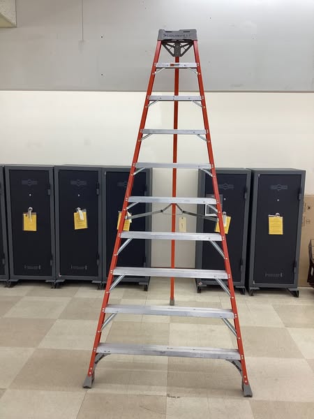 LOUISVILLE Tripod Stepladder: 10 ft Ladder Size