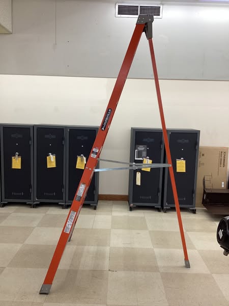 LOUISVILLE Tripod Stepladder: 10 ft Ladder Size