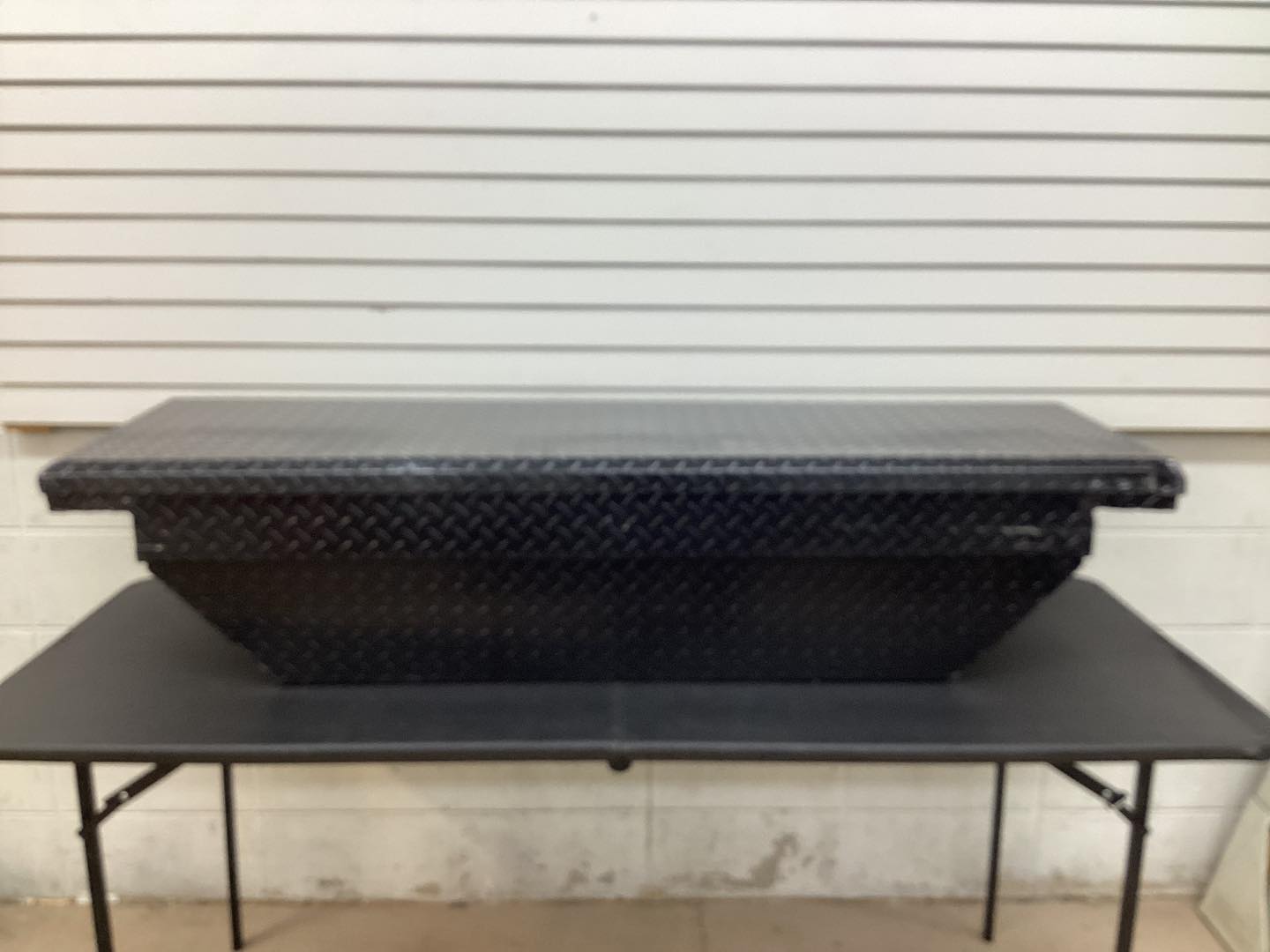 Low Profile Crossover Truck Tool Box with Removable Tray, Aluminum Model# 36212721 -Lightly Used