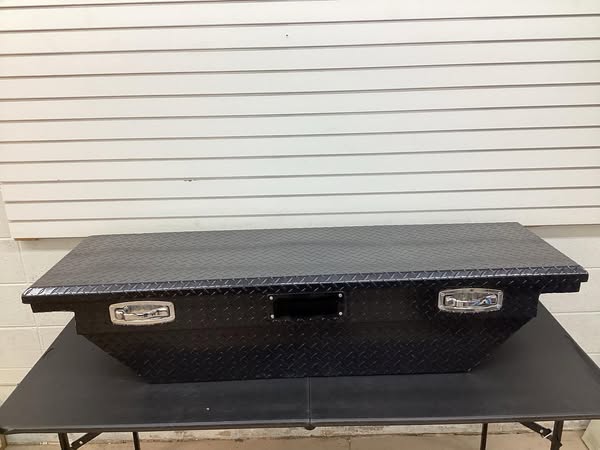 Low Profile Crossover Truck Tool Box with Removable Tray, Aluminum Model# 36212721 -Lightly Used