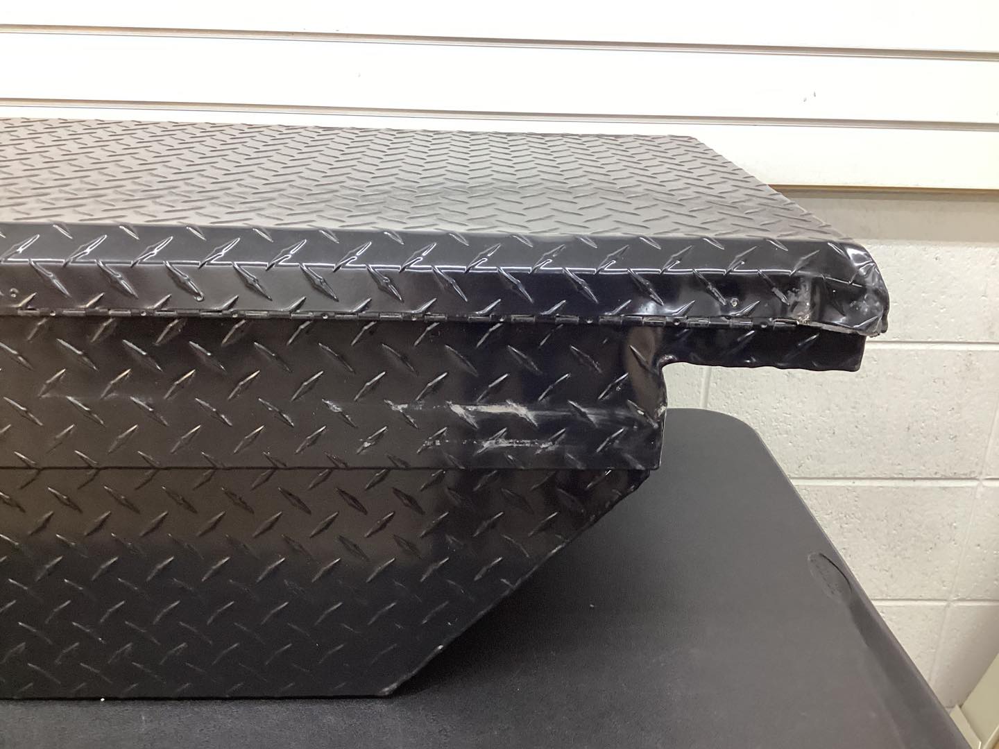 Low Profile Crossover Truck Tool Box with Removable Tray, Aluminum Model# 36212721 -Lightly Used