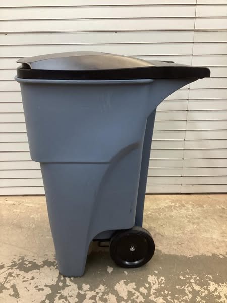 RUBBERMAID COMMERCIAL 65 gal Rectangular Trash Can