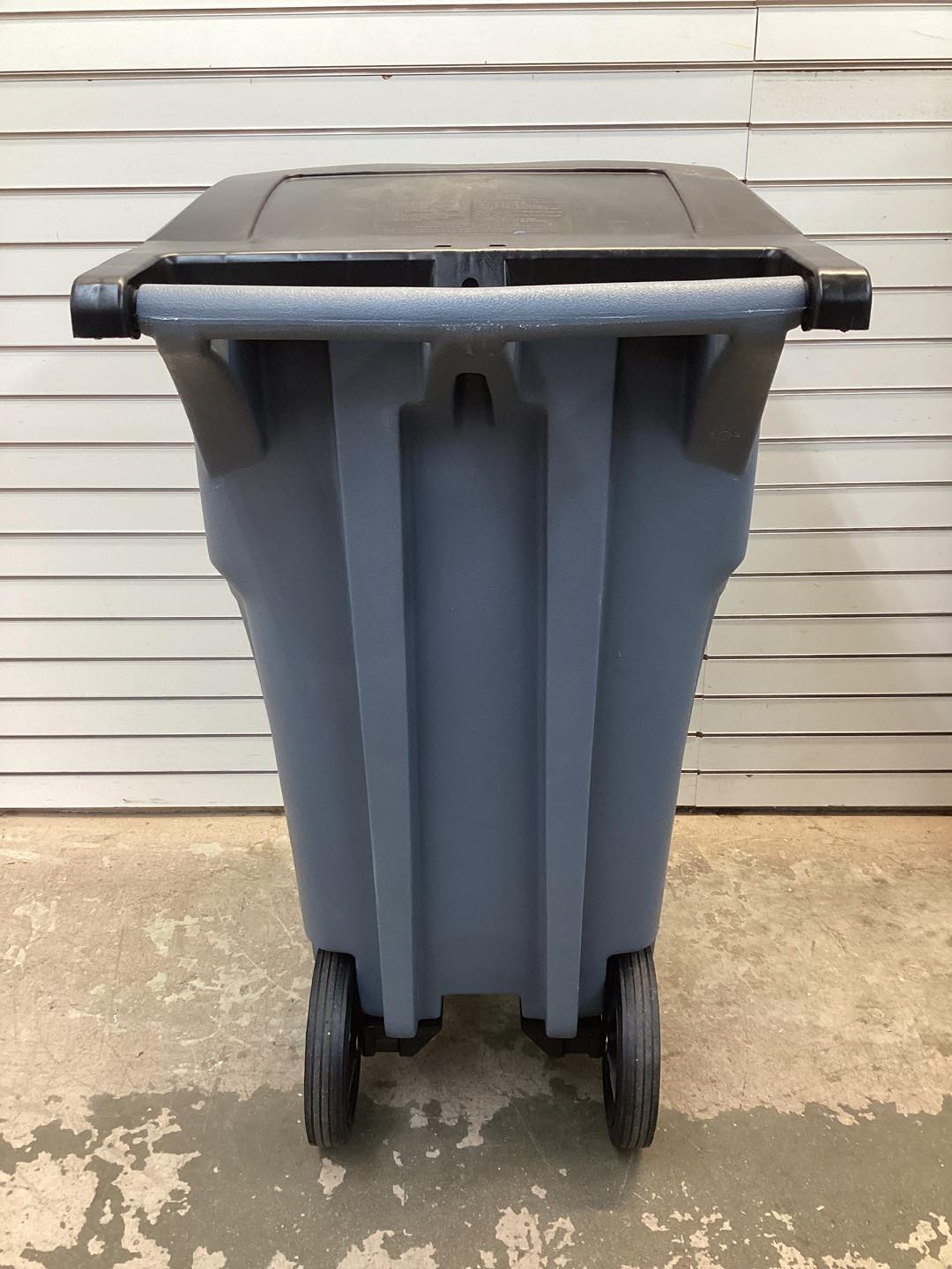 RUBBERMAID COMMERCIAL 65 gal Rectangular Trash Can