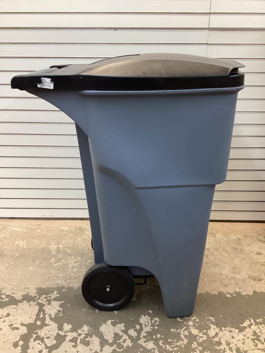 RUBBERMAID COMMERCIAL 65 gal Rectangular Trash Can