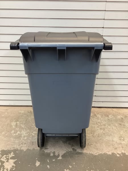 RUBBERMAID 50 Gal Trashcan W/Lid-Wheels