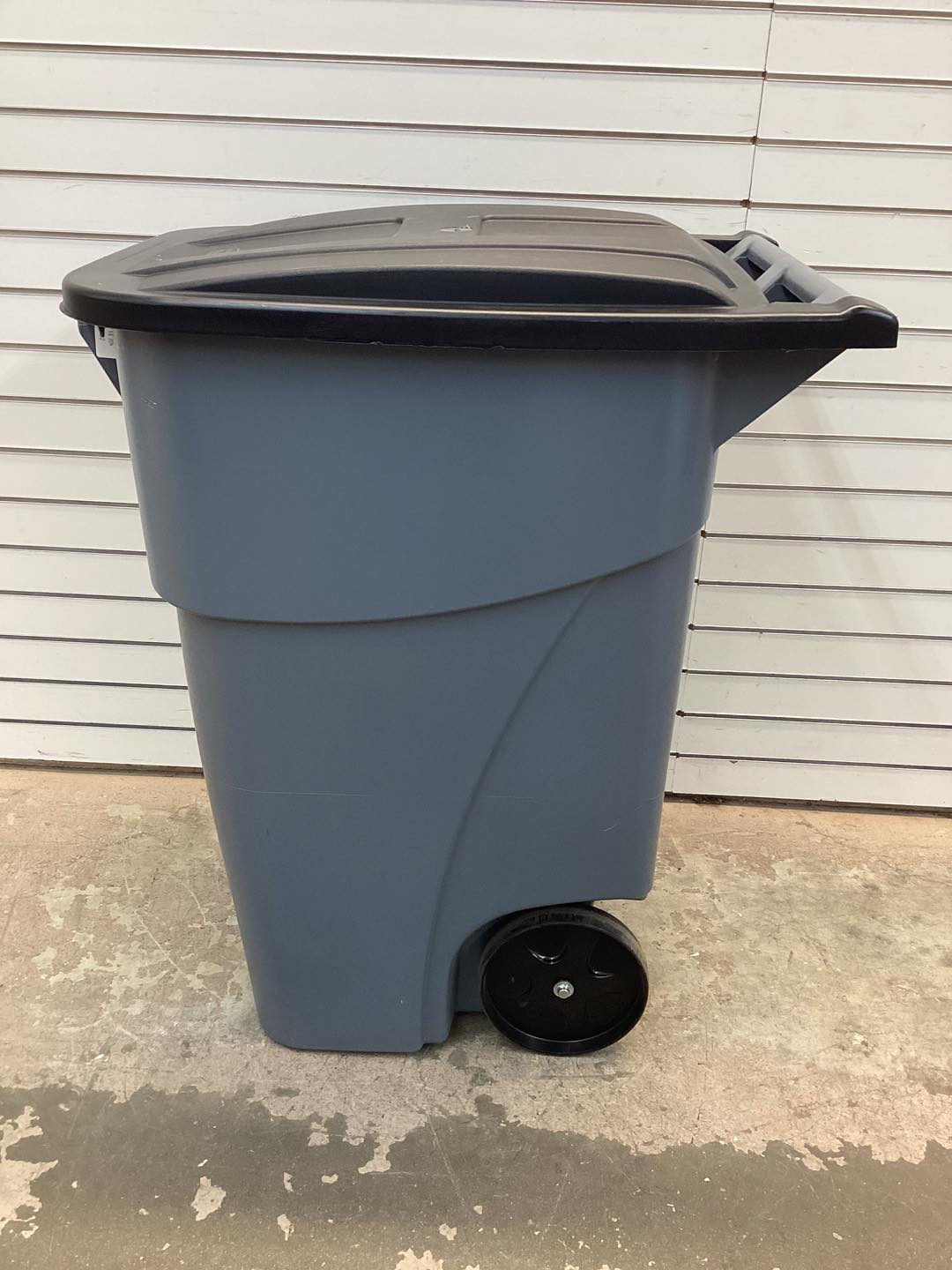 RUBBERMAID 50 Gal Trashcan W/Lid-Wheels