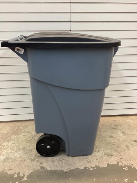RUBBERMAID 50 Gal Trashcan W/Lid-Wheels