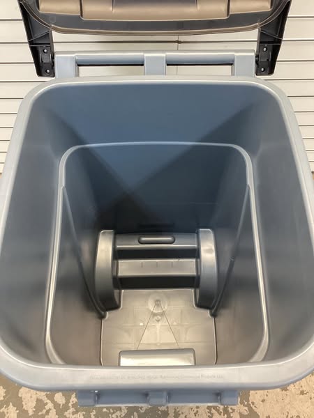 RUBBERMAID 50 Gal Trashcan W/Lid-Wheels