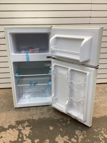 Frigidaire 3.1cu. ft. 2-Door Retro Mini Refrigerator in White (Cream)