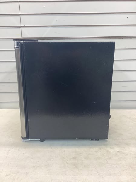 Frigidaire 1.1 cu. ft. Upright Freezer with Manual Defrost in Platinum