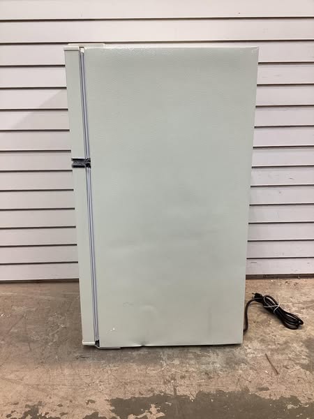 Frigidaire 3.1cu. ft. 2-Door Retro Mini Refrigerator in White (Cream)