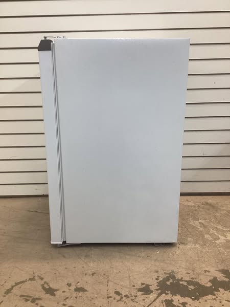 Frigidaire 4.5 cu. ft. Retro Mini Refrigerator with Freezer in White