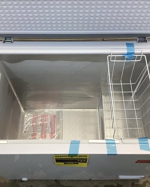 Frigidaire 7 cu ft Chest Freezer in White Garage Ready