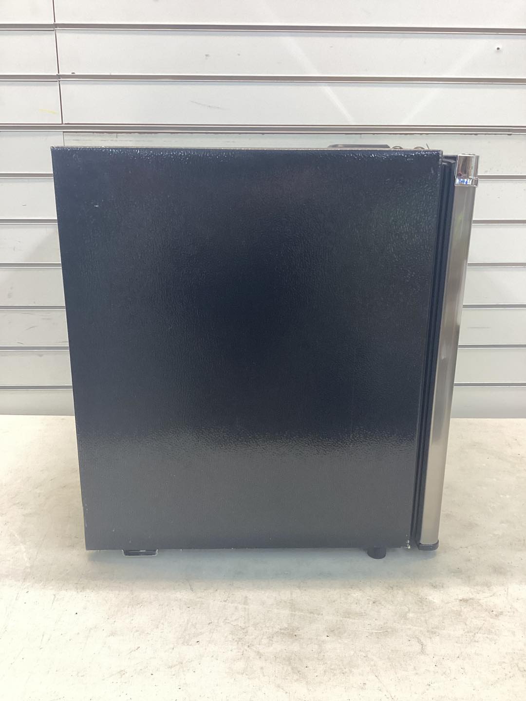 Frigidaire 1.1 cu. ft. Upright Freezer with Manual Defrost in Platinum