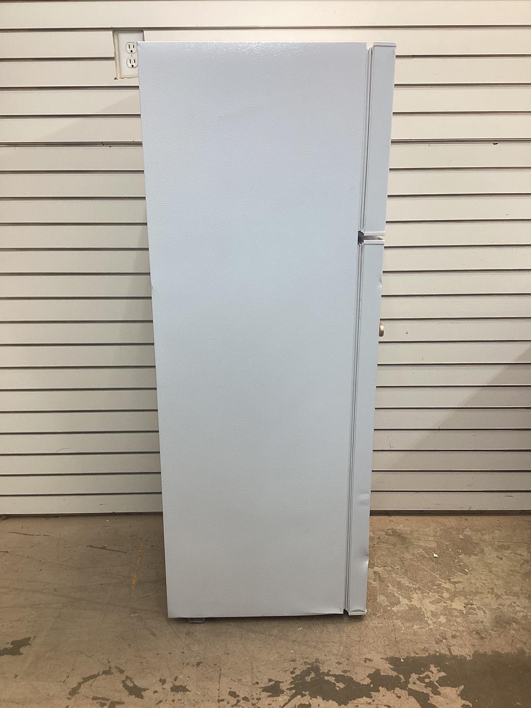 Frigidaire 7.5 cu. ft. Mini Refrigerator with Top Freezer and Rose Gold Handles in White