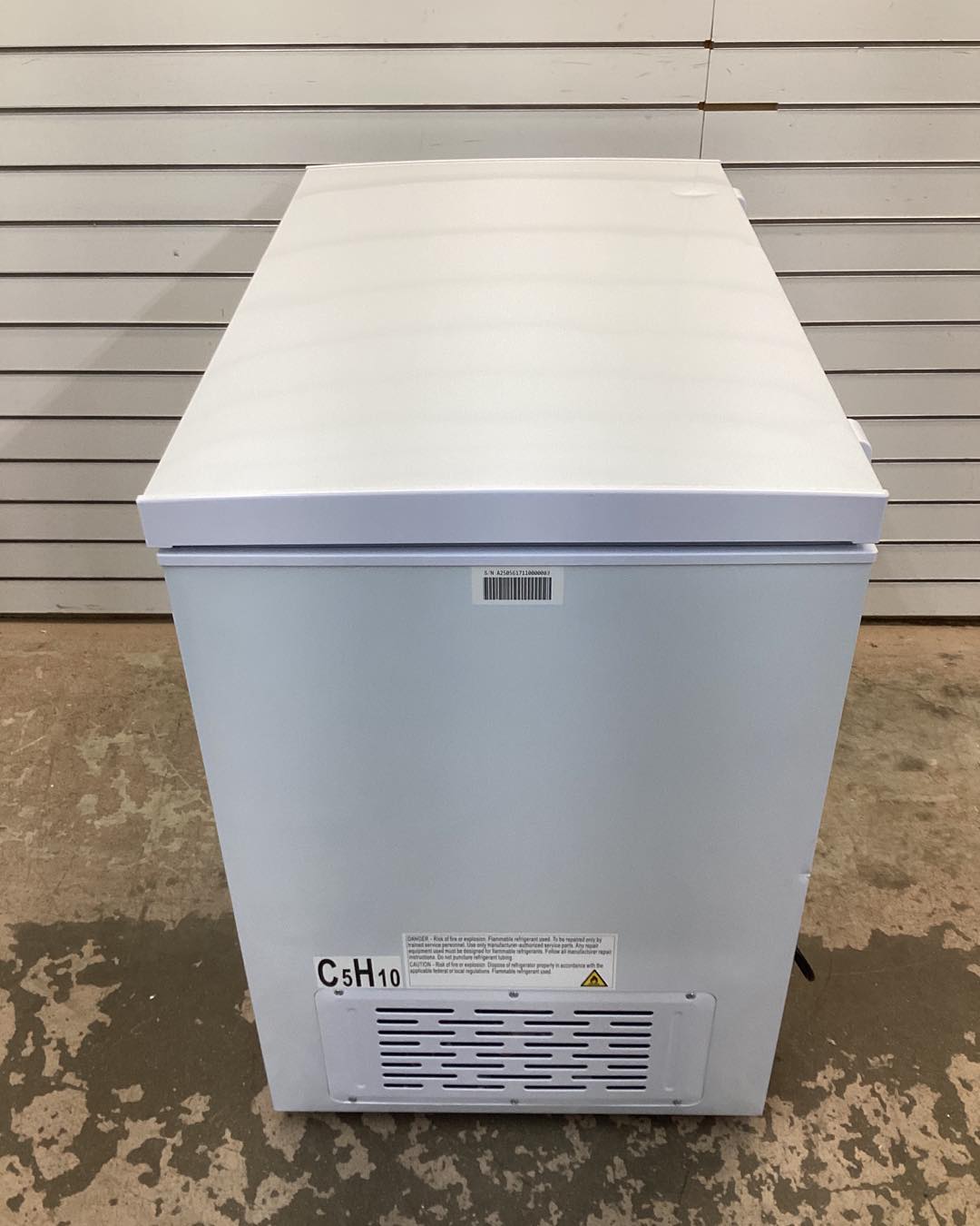 Frigidaire 7 cu ft Chest Freezer in White Garage Ready