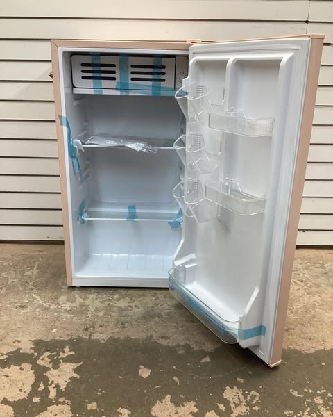 Frigidaire 3.2 cu. ft. Retro Mini Fridge in Coral Pink