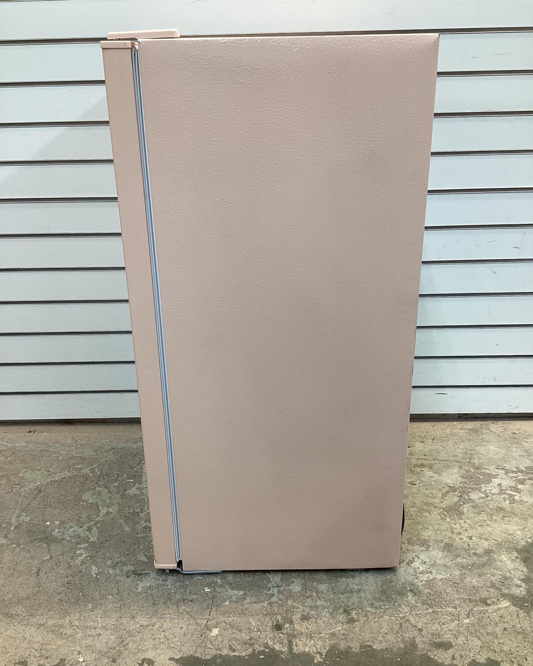 Frigidaire 3.2 cu. ft. Retro Mini Fridge in Coral Pink