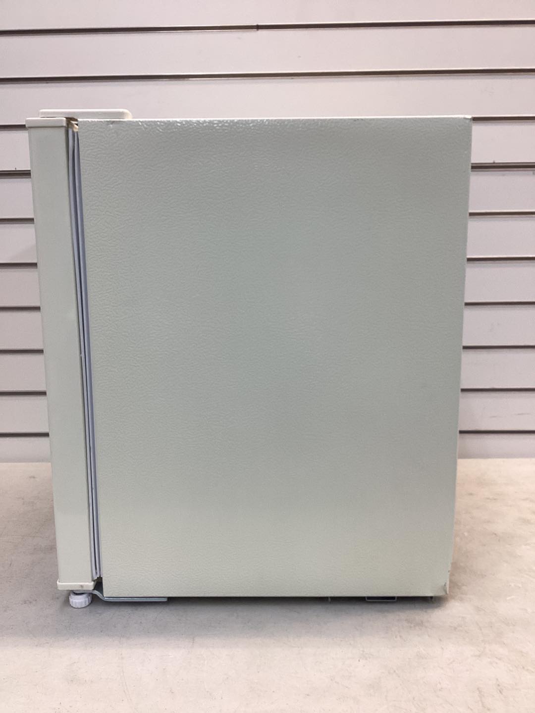 Hamilton Beach 19.69 in. Wide 1.6 cu. ft. Retro Mini Refrigerator in Off-White (Cream)