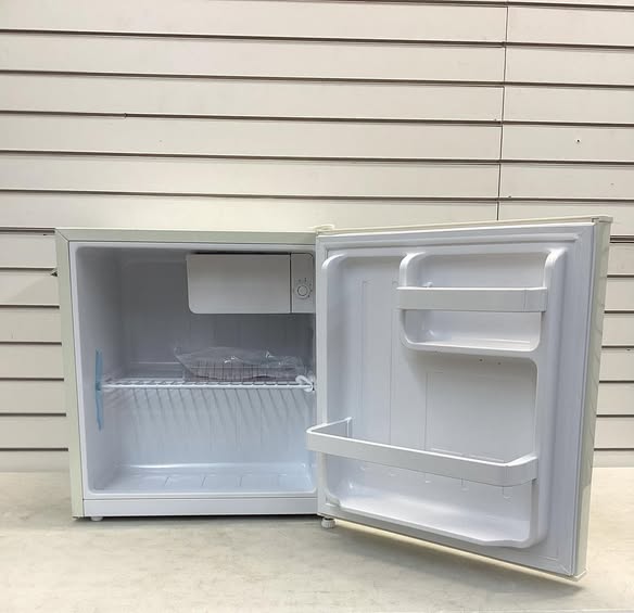 Hamilton Beach 19.69 in. Wide 1.6 cu. ft. Retro Mini Refrigerator in Off-White (Cream)