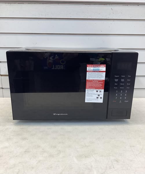 Frigidaire 19 in. 0.9 cu. ft. Microwave in Black