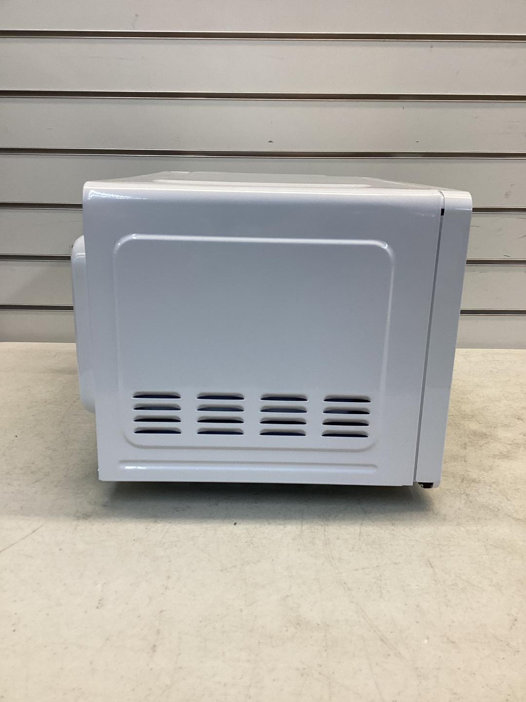Frigidaire 0.7 cu. ft. Countertop Microwave in White
