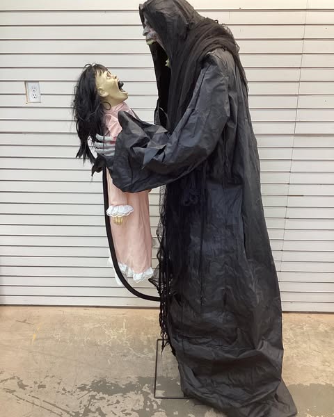 Haunted Hill Farm Soul Sucker by Tekky, Indoor or Covered Outdoor Premium Halloween Animatronic, Plug-In or Battery Operated - Lightly Used