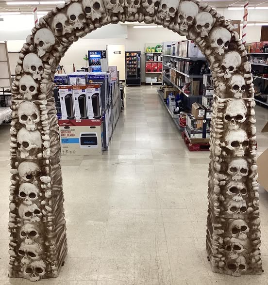 Home Accents Holiday 7.5 ft Skull & Bones Archway - Lightly used