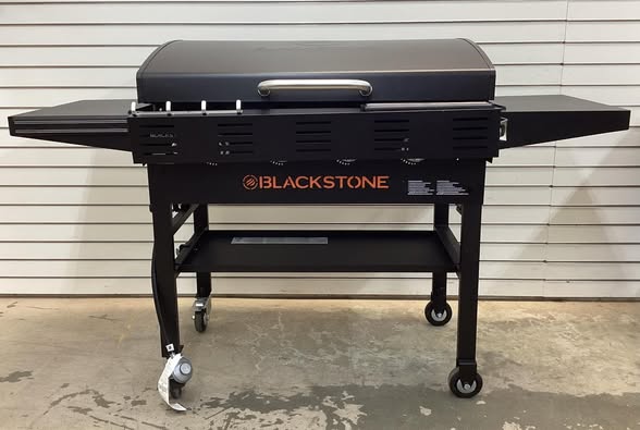 Blackstone 36 in. Griddle with Hinged Hood, Front Shelf - Lightly Used