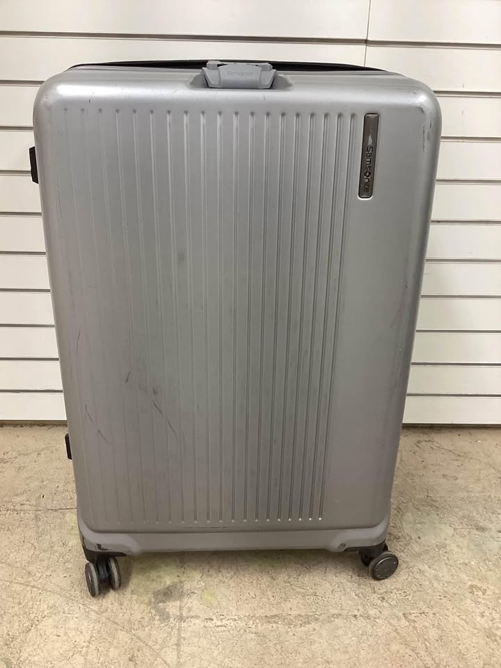 Samsonite 20” Carry On and 24” Checked Bag Luggage Set with Hardside, Adjustable Handles, and a few Scratches Lightly Used