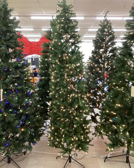 National Tree Company 9-ft Kingswood fir Pre-lit Artificial Christmas Tree with White Incandescent