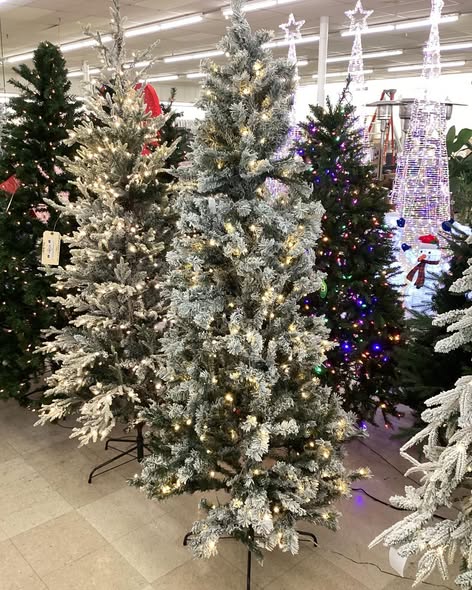 LuxenHome 7 ft. Pre-Lit Snow-Flocked Full Artificial Christmas Tree with Sturdy Metal Stand