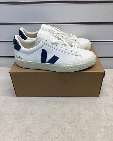 Veja Women's Campo Leather Sneaker Size 9