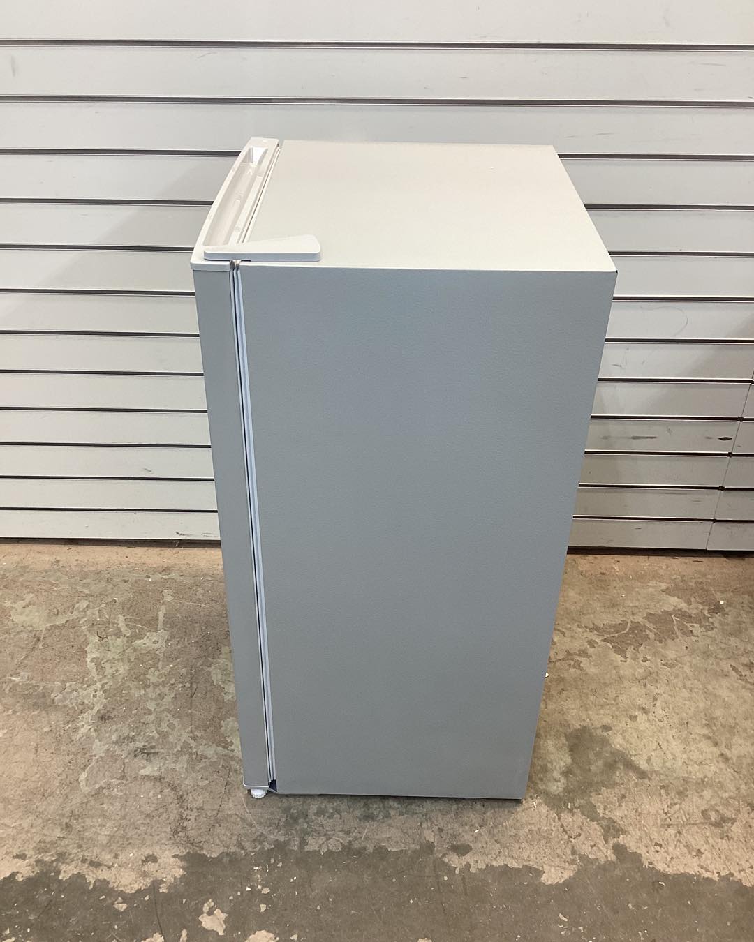 Frigidaire 3.2 cu. ft. Retro Mini Fridge in Moonbeam Silver