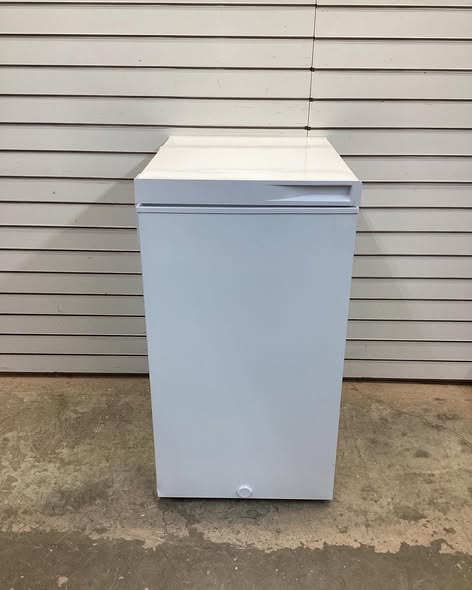 Frigidaire, 23 in. Wide 3.5 cu. ft. Freezer with Manual Defrost Chest Freezer Easy Drain in White Garage Ready