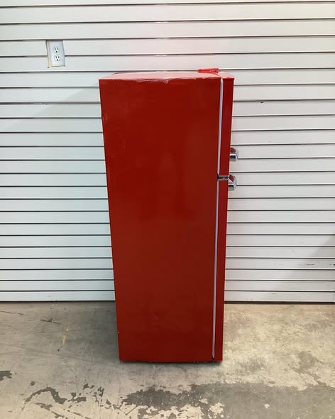 Frigidaire 21.5 in. Wide 7.5 cu.ft. Retro Mini Refrigerator in Red with Top Freezer