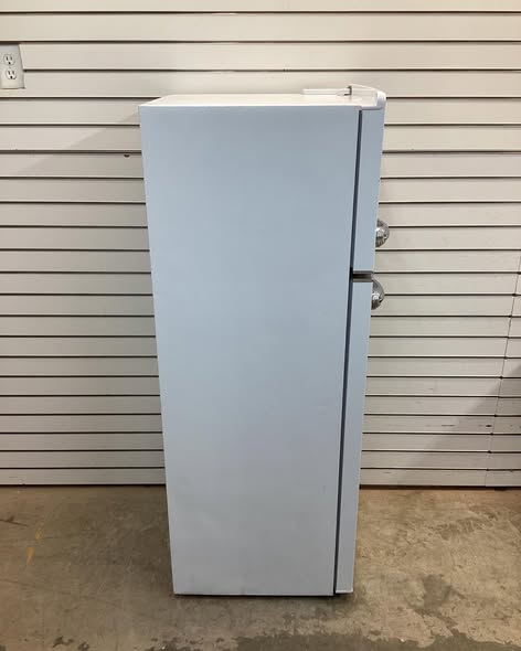 Frigidaire,7.2 cu. ft. Retro Top Freezer Refrigerator in white with Chrome Handle and Trim