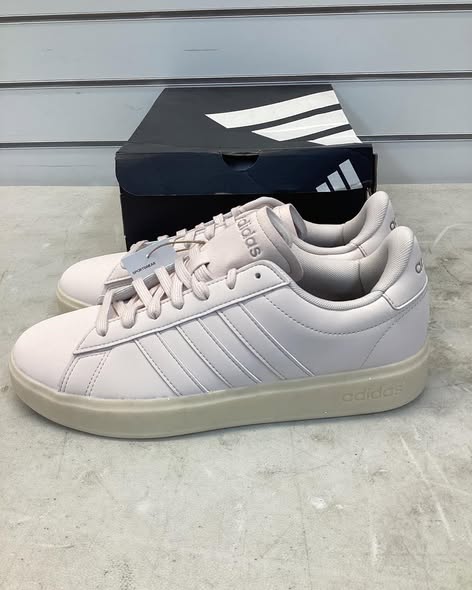 Adidas Women's Grand Court 2.0 Shoe size 8