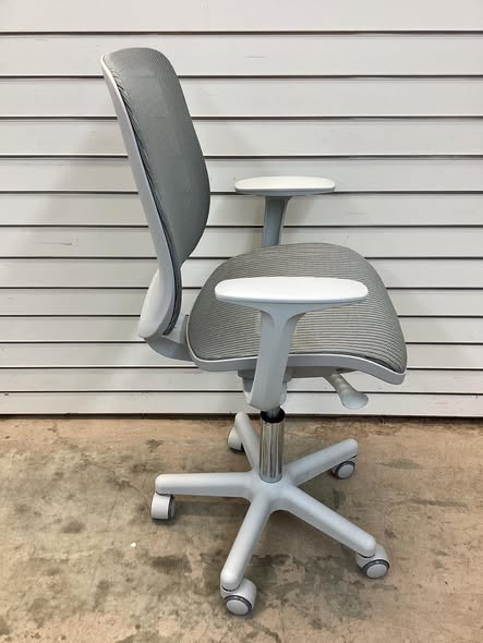 Costway Kids Desk Armchair Swivel Mesh Children Computer Chair with Adjustable Height