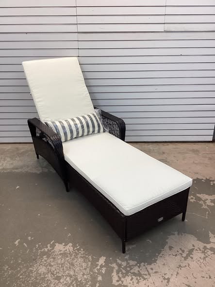 Outdoor Patio Wicker Chaise Lounge Chair with Adjustable Backrest and Pillow
