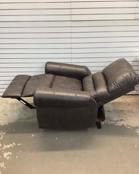 Chemika 40.9'' W Classic Super Soft Padding And Oversize Manual Recliner With Rivets.